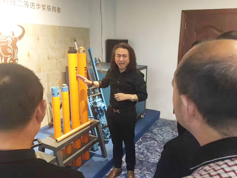 公司對工程隊(duì)進(jìn)行新工藝和安全培訓(xùn)