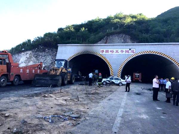  張石高速隧道車輛燃爆，老司機(jī)教你隧道開車的正確“姿勢(shì)”！